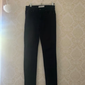 Black jeans - Ett par svarta jeans som inte används, det är en typ av skinny jeans. Är luftiga och sköna för både vinter och sommar.