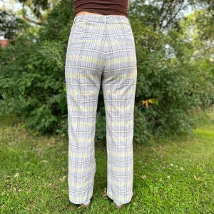 Kostymbyxor från Monki - En skön, rutig kostymbyxa från Monki med rak passform. Passar mig som vanligtvis har M-L i byxor.