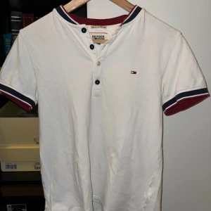 Tommy hilfiger piké - Tommy Hilfiger piké i vit färg med snygga  detaljer till salu. Storleken är S men sitter tajt så XS/S   Vid fler frågor så är det bara att skriva på Dm!