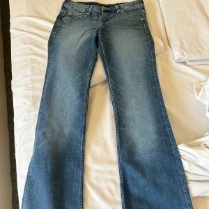 lågmidjade jeans  - Aldrig använda, (prislapp kvar) Storlek 34 Priset kan diskuteras 