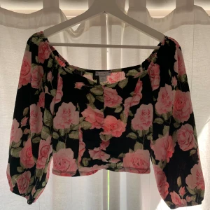 Blommig off-shoulder blus - Använd endast en gång. Kan lämnas/hämtas i Karlskrona beroende på ställe!