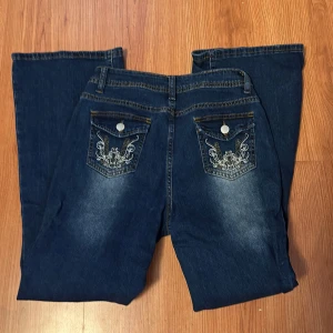 Jeans - Jeans som aldrig är använda. Dom är i stolek M men Vet inte vart dom är ifrån. Pris kan diskuteras vid snabb affär 🩷