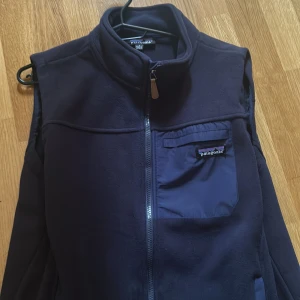 Patagonia fleece väst - Säljer denna fina fleeceväst i helt oanvändt skick. Nypris på denna ligger på 1500kr. Storlek S men passar även M