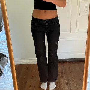Lågmidjde jeans  -  Lågmidjade vintage jeans.  Jag på bilden är 170cm.  Midjemåttet: 39cm (rätt över )  Inerbenslängd: 71cm Inga defekter 💕 använd dig utav köp nu🫶 