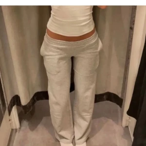 Bikbok Mjukisbyxor - Säljer dessa populära mjukisbyxor från bikbok i storlek XS💕 Köpta för 399kr!