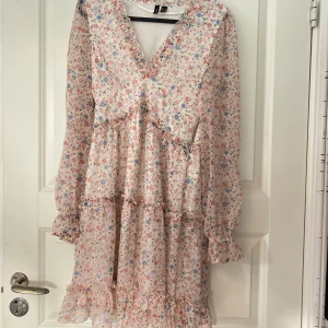 Klänning - Jättefin somrig klänning, använd ett fåtal gånger så inga defekter eller tecken på användning