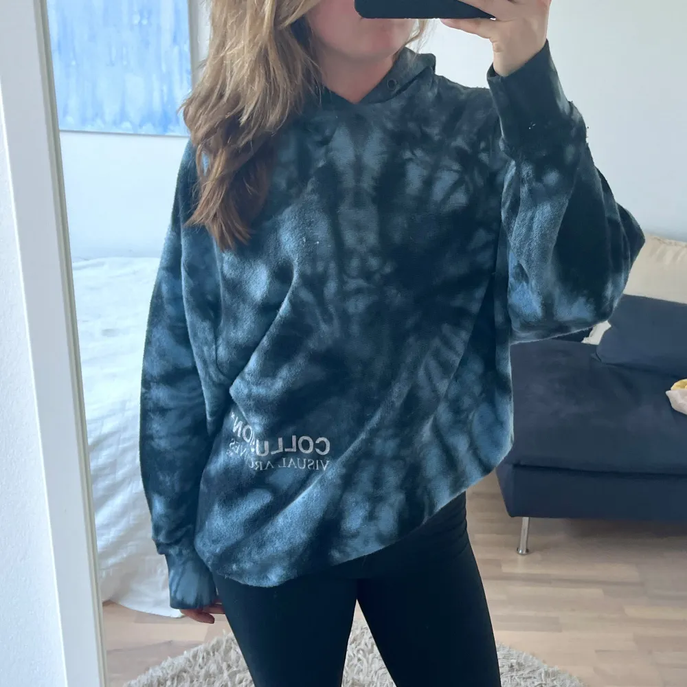 Superfin och unik tiedye hoodie från märket collusion. Är i storlek s, men är oversized så skulle nog passa xs-m beroende på önskad passform (jag brukar ha s) 🌀🌀innuti är den som vanligt hoodiematerial men på utsidan har den textur(bild 4). . Hupparit & Collegepaidat.