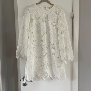 Klänning - Så fin sommarklänning i bra skick! Superliten fläck på framsidan (se bild 3) som troligtvis går bort i tvätten! 