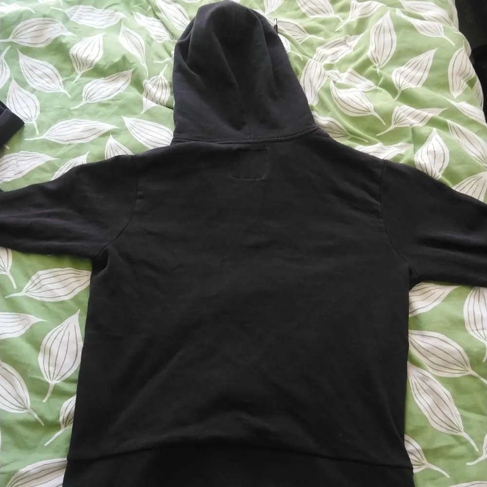 Tjena! Säljer nu min snygga zip hoodie. Då den inte kommer till användning. Använd ca 5 gånger. Bra Skick Tveka inte att skriva om ni har några funderingar.. Hoodies.