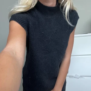 Mörkblå stickad tröja - Säljer denna mörkblåa stickade tröja. 