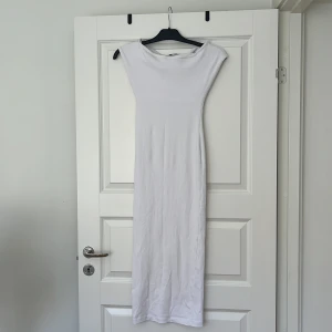 Lång klänning  - En lång vit klänning från Zara Köpte den av en på plick men de va fel storlek så passar ej mig!  Aldrig använd av mig 🌸 