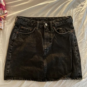 Jeanskjol - Svart/grå jeanskjol från weekday. Använd fåtal gånger med är som ny  Storlek 36