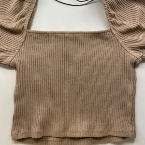 Tröja!  - Säljer denna superfina topen i superbra skick! Säljer pga att den ej passar mig längre. Cropped med ruffle sleeves i storlek S. 💕