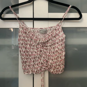 Justerbar topp - En jätte söt tube topp från Urban Outfitters. Den är justerbar! Säljer då den är för liten och inte kommit till användning