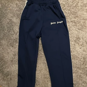 Palm angels byxor - Säljer brorsans Palm angels byxor då dom tyvärr har blivit försmå, de är knappt använda och är i bra skick😃