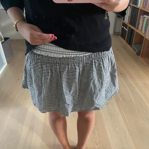 Kjol - Superhärlig kjol🩷 går att vika ner så blir den lågmidjad🥰står varken storlek eller märke i den men den är stretchig så skulle säga att den passar 36-40