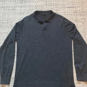 MASSIMO DUTTI PIKÉTRÖJA - Då var det dags o sälja denna tröjan. Det är en långärmad piké i merinoull från Massimo Dutti, Storleken är M och den är köpt från Zalando i våras. Säljer då den bara hängt i garderoben och inte kommit till användning. 