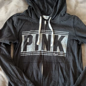Victoria Secret luvtröja - En ziphoodie från Victoria Secret Pink i storlek S. Supersnygg! Skriv om du undrar något💕