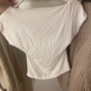 Tröja med öppen rygg  - T-shirt med öppen rygg från SHEIN 