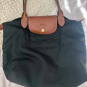 Longchamp väska  - Longchamp väska i tillfredsställande skick. Den är jättefin på utsidan men tyvärr trasig på insidan, jag vet dessvärre inte hur den gått sönder då jag köpte på plick. Den fyller sin funktion i övrigt 
