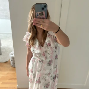 Ny blommig klänning  - Jättefin ny volang klänning med blommigt mönster köpt på Bubbleroom! Prislappar kvar, säljes då jag råkat köpa i fel storlek!  Nypris: 1200kr  Storlek M!