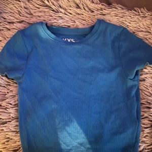 Tröja - Använd ungefär 2 gånger men har nu blivit för liten.Sitter tajt men är väldigt skönt