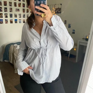 Skjorta  - En vitblå randig skjorta som jag köpt second hand men egentligen är från Hm. Storlek M men passar mer en S. Aldrig använd. 