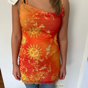 Klänning  - Så snygg sommarklänning som festklänning från bershka. Orange i färgen och slutar där man vill att en klänning ska sluta! Aldrig använd utan endast prövad