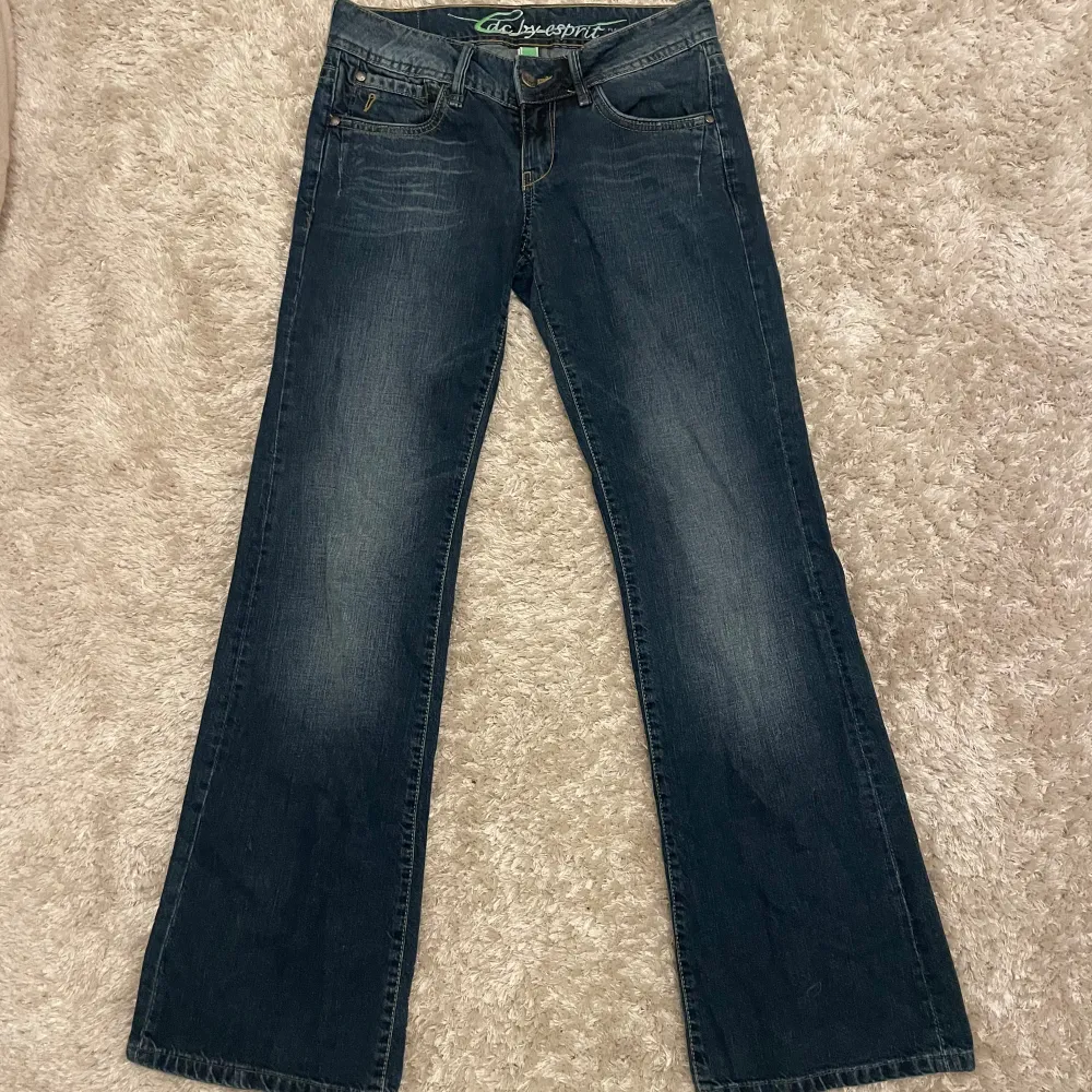 Lågmidjade jeans i storlek 27/32. Jeansen är i utmärkt skick men säljes pga att dem är för små på mig. . Jeans & Byxor.