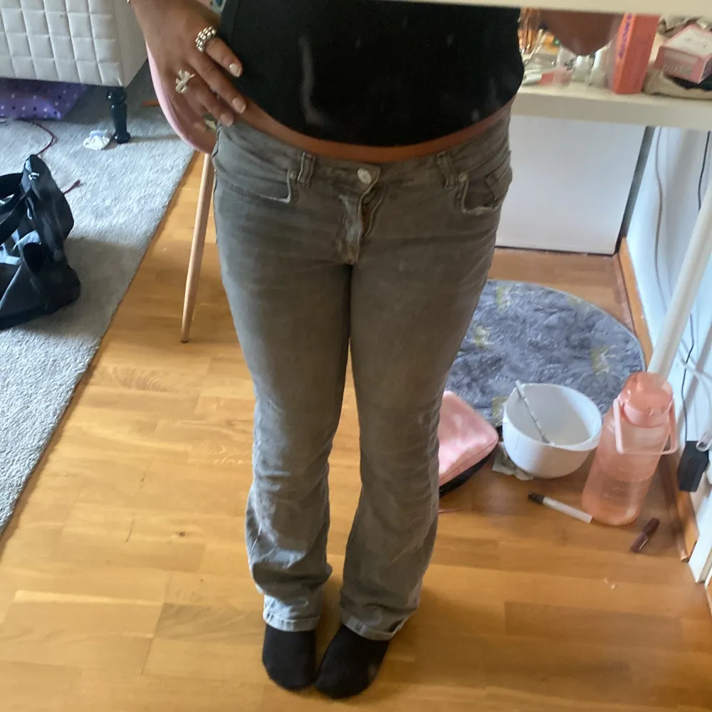 Det är bra skick och är i färgen grå dem är bootcut jeans och lågmidjade . Jeans & Byxor.