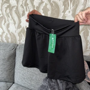 Svart kort kjol - En svart kort kjol från SHEIN i storlek S prislapp kvar aldrig använd 