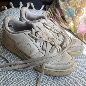 Slitna air force - Slitna o lite trasiga air force 1. Se bilder. Kanske funkar bra i stallet?