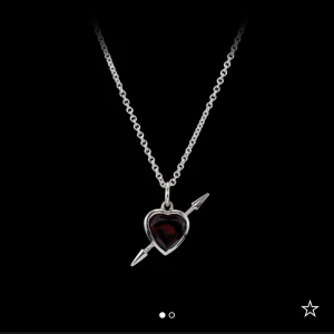 Maria Nilsdotter Halsband - Säljer detta sjukt snygga och populära halsband från Maria Nilsdotter då de inte kommer till användning längre. Halsbandet är i jättebra skick och man får med burken och kartongen vid köp. För mer bilder eller information är de bara att skriva🤗💕