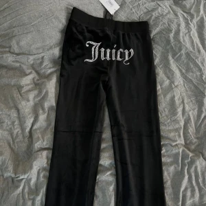 Svarta juicy byxor - Nypris: 1300kr Säljs för kommer aldrig till användning och är knappt använda. Skick som nytt och jätte comfy o perfekt till när som helst förutom sommaren då de kanske e lite för varmt