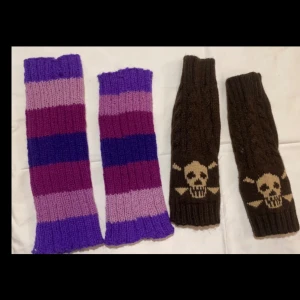 Hanvärmare men döskalle och benvärmare - Super söta vantar ifrån shein med döskallar på och ett par korta benvärmare som är handstickade💖