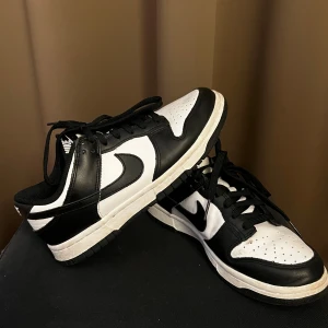 Nike DUNK  - NIKE DUNK i storlek 37,5. Använt max 3 gånger❣️ Pris kan diskuteras vid snabb affär! 