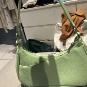 Grön väska  - En jätte snygg don Donna väska älskar färgen knappas använd 