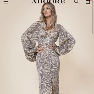 Adoore Positano zebra  - Säljer min Adoore klänning, storlek 36. Klänningen är använd vid ett tillfälle och är i absolut nyskick! 