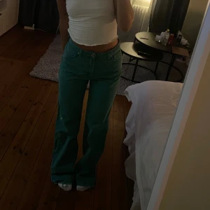 Gröna jeans - Garderobs-rensning!  Ett par super coola gröna jeans, perfekt grön färg om du frågar mig! 