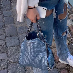 Limited edition Stella McCartney väska - Säljer nu min så fina stella McCartney väska som är limited edition då jag inte har någon användning av den, lite sliten på kedjan men inget som syns. Kommer bara sälja den ifall det dyker upp rimligt bud🩵🩵