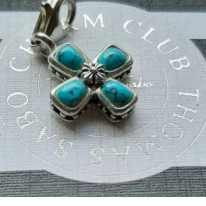 THOMAS SABO/ KORS I STENAR. - Thomas Sabo berlock, snyggt "kors" m turkosa stenar i fint begagnat skick.  Ask/påse ingår ej.  Kolla bilder o ställ ev frågor före bud.  Frakt tillkommer. 