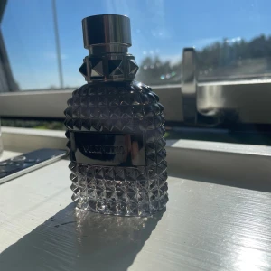 Valentino uomo intens - Riktigt fräsch och go doft. Finns ungefär 45 ml kvar i flaskan. Säljes eller bytes mot andra parfymer.