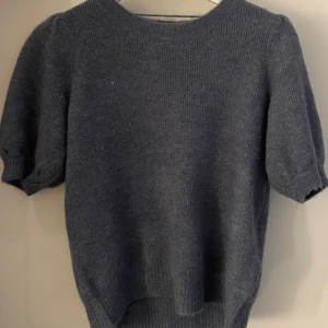 Stickad tröja  - Säljer denna jättefina stickade tröjan med puffiga armar från vero Moda. Den är använd fåtal gånger och i bra skick.🩷