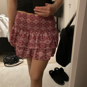 Kjol - Superfin sommarkjol som tyvärr aldrig kommer till användning. Nypris 600kr 💗💞