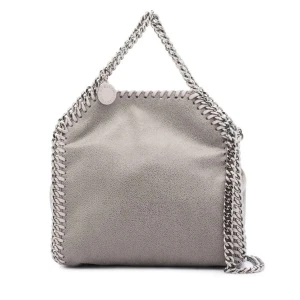 Stella McCartney Väsk  - Säljer min Stella McCartney väska för 3000kr, då väskan har en fläck men annars är i väldigt bra skick. Nypris är 8200! Kan mötas upp (sista bilden är egen)