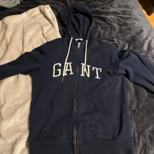 GANT TRÖJA - Hej! Säljer min jätte sköna och fina Gant tröja, tyvärr är den förliten för mig då det är en storlek S. Kontakta mig ifall ni är intresserade 💕💕 köpt för 1100 men säljs för 250 