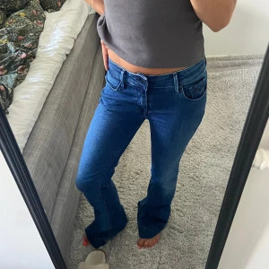 Mörkblåa bootcut jeans från replay - Så snygga!! Desvärre va dem för långa för mig, så dem är lite trasiga längst ner (skriv privat för bilder) midjemått rakt över: 33 cm, innerbenslängd: 77 cm