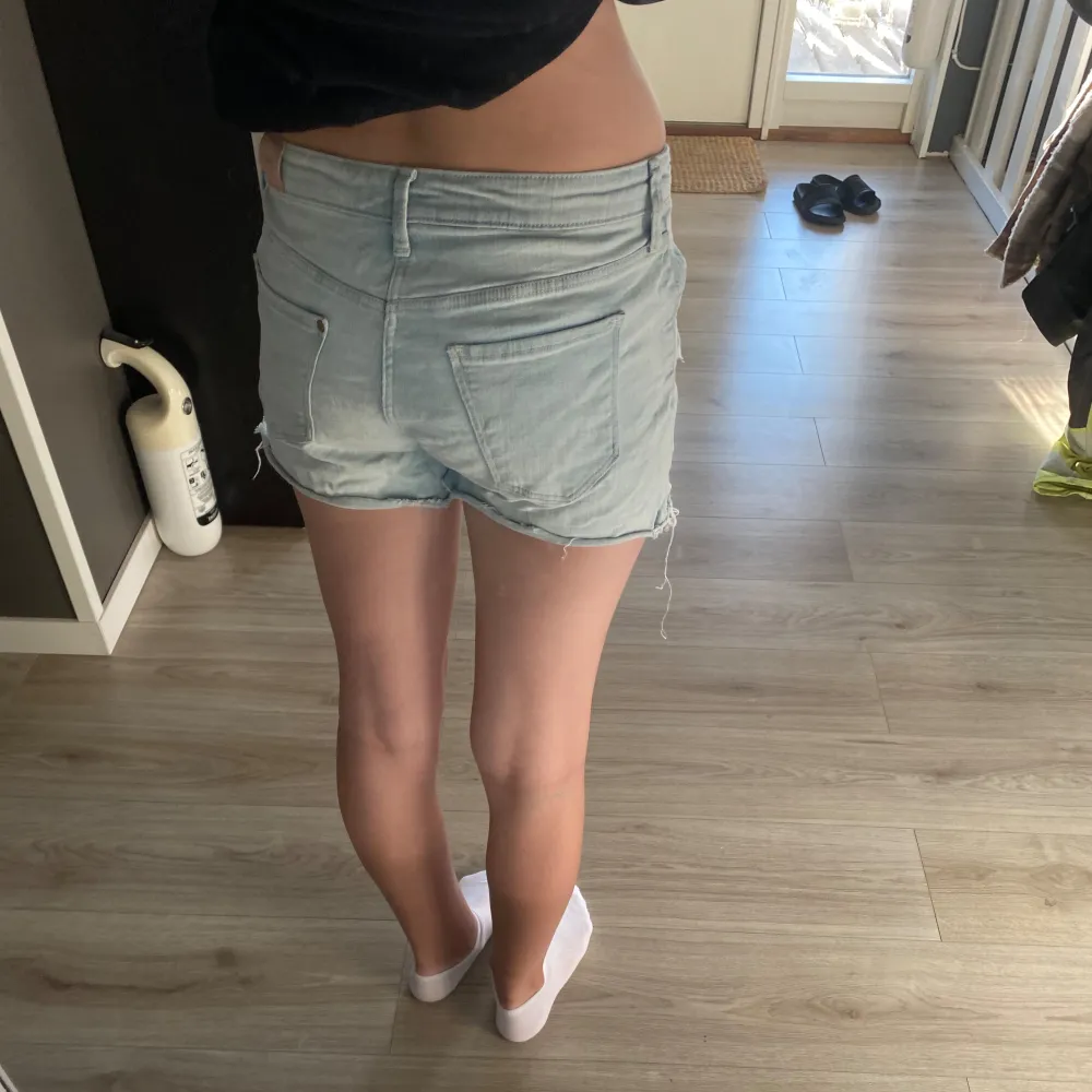 Ett par fina jeans shorts, Säljer dom då de inte kommer till användning. Lite fransiga i benen men det är bara att klippa🫶🏼. Shorts.