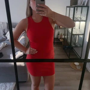 Röd klänning - Fin röd färg och i bra skick🌸