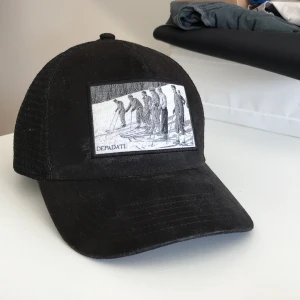 Keps - Hej, jag säljer en riktigt schysst keps från märket depadati. Den är använd ungefär 4 gånger. Den är lite smutsig men det går att ta bort. Inga hål eller defekter. Passar alla. Skriv vid fler frågor eller vid intresse😀